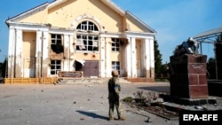 Український військовий біля зруйнованого памʼятника Володимиру Леніну на центральній площі міста Суджа, Курська область, Росія, 21 серпня 2024 року