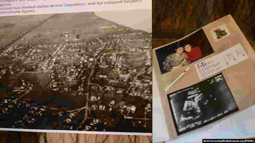 «Сімейний альбом». Сумна сторінка історії села Широкіне Донецької області, де в результаті бойових дій 60% будівель виявилися зруйнованими, а з 1411 жителів у довоєнні часи станом на середину квітня 2015 р. залишилося 40 осіб. Експонується сімейний альбом жителів Широкиного, який був знайдений бійцями в одному з будинків