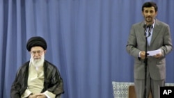 Eýranyň prezidenti Mahmud Ahmadinejad (sagda) we ýurduň ýokary ruhany lideri Ayatollah Ali Hameneýi Tährandaky üýşmeleňde, 2009-njy ýylyň 3-nji awgusty.