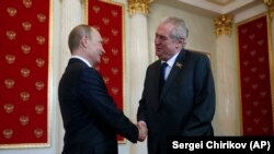 Російський лідер Володимир Путін (л) вітає президента Чехії Мілоша Земана, Москва, травень 2015 року