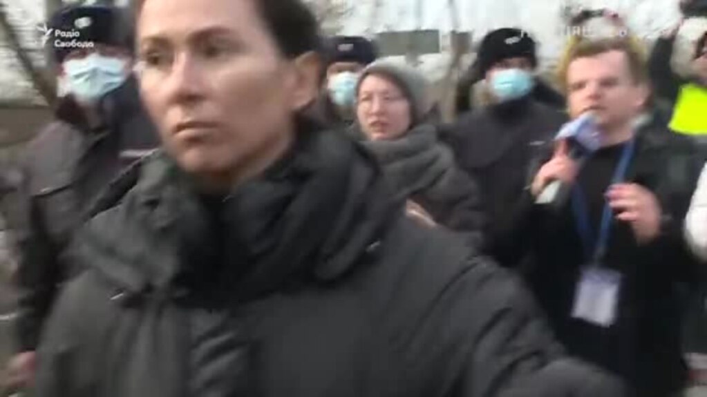 У Росії біля колонії, в якій утримують Навального, затримали представника «Альянсу лікарів» (відео)