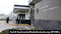 Розпорядження видане «у зв’язку з існуючою загрозою військових дій з боку Росії», йдеться в заяві Держдепартаменту США