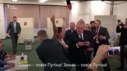 Напівоголена жінка вистрибнула перед Земаном під час голосування на виборах президента Чехії (відео)