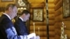 Володимир Путін і Дмитро Медведєв ставлять свічки в пам’ять жертв польської авіакатастрофи