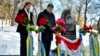 Парашэнка ўсклаў кветкі да помніка Жызьнеўскаму. На помніку — бел-чырвона-белы сьцяг