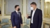 Президент Володимир Зеленський 24 травня в Києві зустрівся зі співголовою німецької партії «Союз 90/Зелені» Робертом Габеком (праворуч)