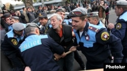 Задержание Шанта Арутюняна сотрудниками полиции во время акции протеста 5 ноября 2013 г. 