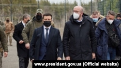 Президент України Володимир Зеленський (л) і президент Європейської ради Шарль Мішель, КПВВ «Щастя», Луганщина, 2 березня 2021 року