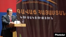 «Բարգավաճ Հայաստան»-ի առաջնորդ Գագիկ Ծառուկյանը ելույթ է ունենում կուսակցության համագումարում, Երեւան, 17-ը մարտի, 2012թ.