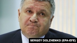 «Ми повинні вітати розвиток нашої російської мови, якою розмовляють мільйони українців, і давати їй можливість вільно розвиватися», – каже голова МВС Арсен Аваков 