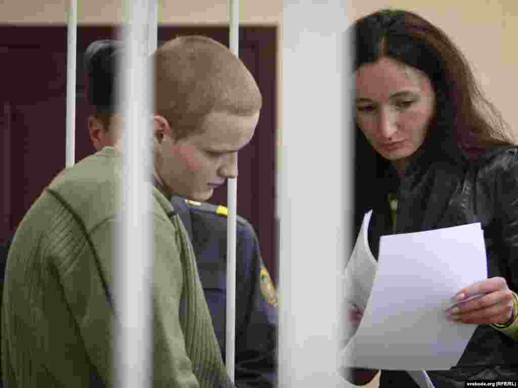 Мікіта Ліхавід з адвакаткай Дар'яй Ліпкінай -