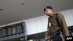 Hindistanyň Indira Gandi adyndaky halkara aeroportyň howpsuzlyk işgäri. Illýustrasiýa suraty