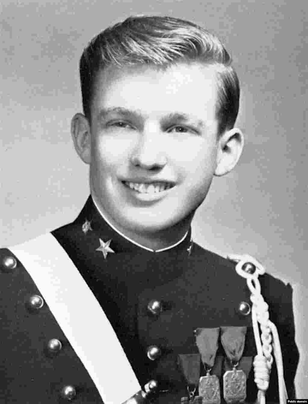 Трамптын Нью-Йорктогу аскер академиясында окуп жүргөн кези. 