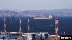 Нафтовий танкер Fuga Bluemarine поблизу порту Козьміно в Находкинській бухті, фото ілюстративне