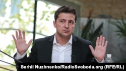 У Зеленського продовжили практику його попередників Петра Порошенка та Віктора Януковича, коли імена гостей президентського Офісу втаємничують, відмовляючи в інформації