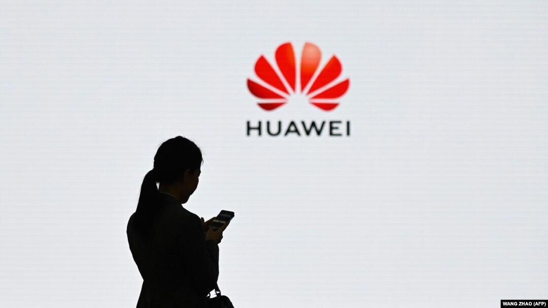 O angajată Huawei, la sediul central al companiei chineze din Shenzen
