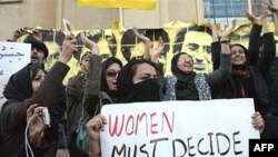 کمپین بین‌المللی حقوق بشر در ایران در گزارش مفصل خود همچنین بازداشت ۱۵ ماهه مجید توکلی، احسان منصوری و احمد قصابان را «یک تهاجم سازماندهی شده در حذف نشریات دانشجویی» توصیف کرده است.
