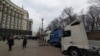 Ілюстративне фото: українські автоперевізники блокують фурами будівлю Кабміну, вимагаючи спростити їм дозвільну систему. Київ, 12 лютого 2020