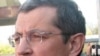 Роман Солодченко, председатель правления БТА банка, беседует с участниками акции протеста должников по ипотеке. Алматы, 23 октября 2008 года. 