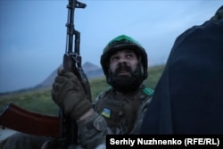 35-летний украинский военный Рустам наблюдает за российскими беспилотниками с кабины пикапа на окраине Новогродовки, Донецкая область, 31 августа