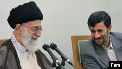 محمود احمدی نژاد (راست) همراه با آیت الله علی خامنه ای