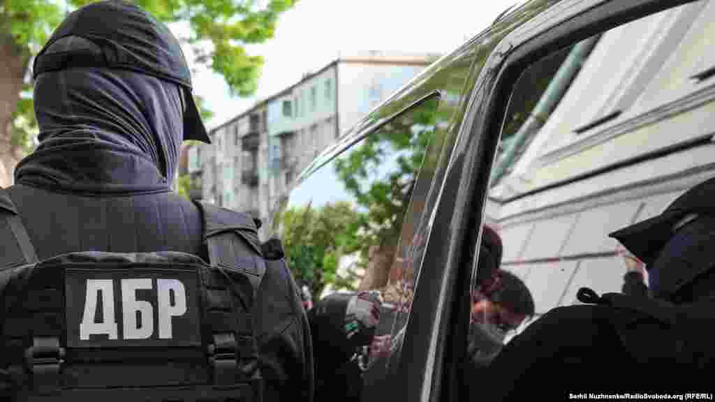Державне бюро розслідувань заявляє, що його співробітники не застосовували «будь-які заходи фізичного впливу» біля музею Івана Гончара 26 травня. За даними ДБР, адміністрація музею та «інші особи» перешкоджали проведенню слідчих дій. Для належного проведення необхідних слідчих дій, ідеться в заяві, було задіяно спецпідрозділ Державного бюро розслідувань