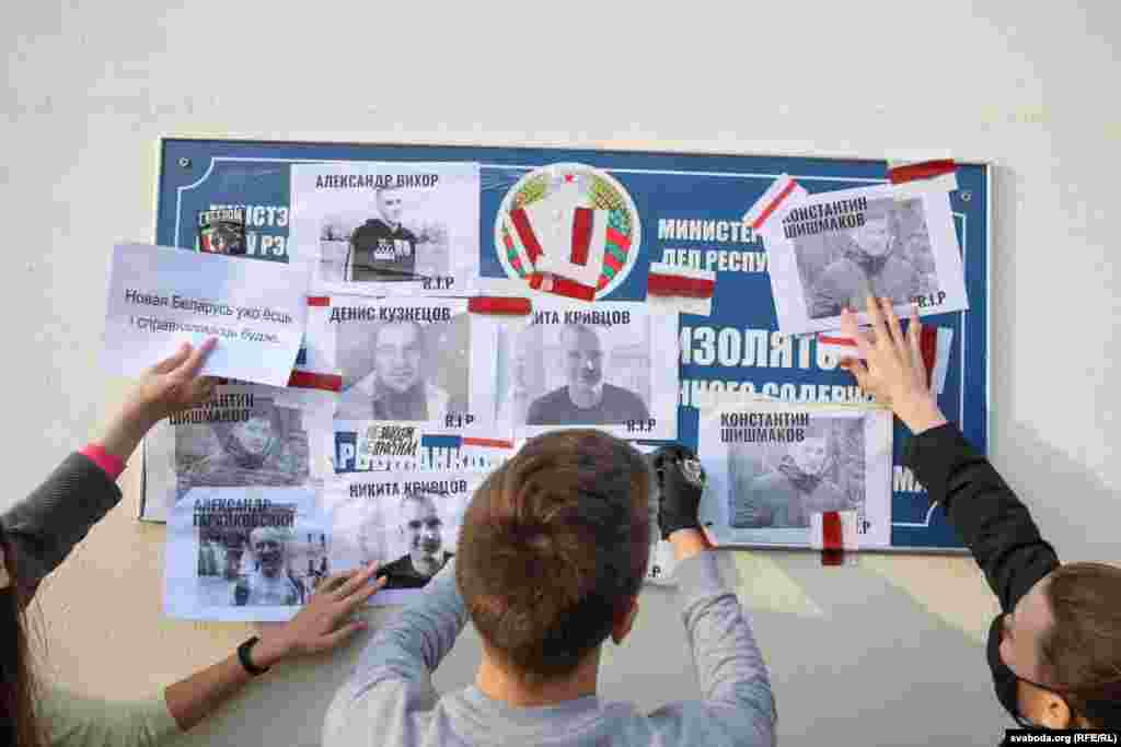 Пратэстоўцы лепяць плякаты на дзьверы ізалятара на Акрэсьціна 