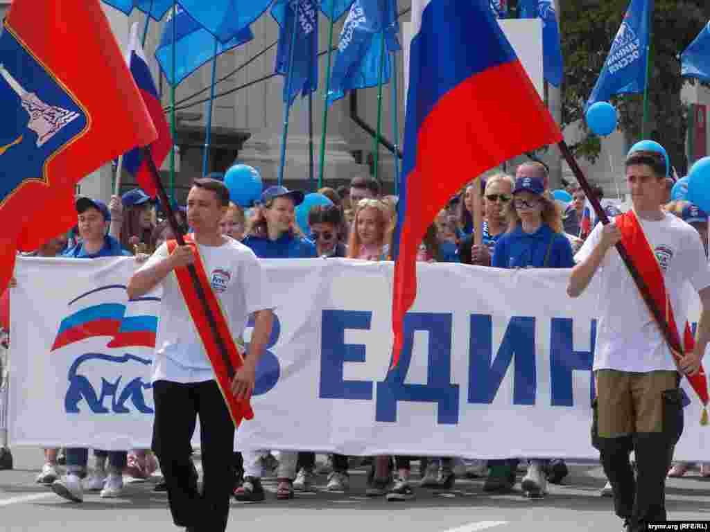 На демонстрацию, организованную российским правительством Севастополя, вышли чиновники, сотрудники бюджетной сферы. Учащиеся ВУЗов, детских садов и школ, персонал лечебных и социальных учреждений, активисты из общественных организаций всех районов города