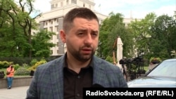 Але, за словами голови монобільшості, консультації щодо Шкарлета ще тривають