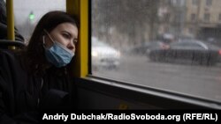 За рішенням спецкомісії, школярі 5-11 класів продовжать навчання дистанційно. Разом із тим молодша школа й дитсадки працюватимуть у звичному режимі