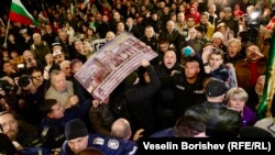 Акция протеста возле Национального театра Болгарии в Софии против спектакля «Оружие и человек» в постановке Джона Малковича, 7 ноября