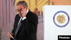 Հայաստան -- ՀՀ առաջին նախագահ Լեւոն Տեր-Պետրոսյանը քվեարկության ժամանակ, Երեւան, 6-ը մայիսի, 2012թ․