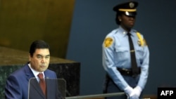 Türkmen prezidenti Gurbanguly Berdimuhamedow BMG-niň Baş Assambleýasynyň 64-nji sessiýasynda çykyş edýär, 23-nji sentýabr, 2009 ý. 