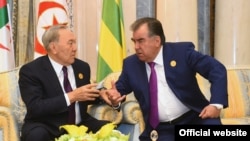 Президент Казахстана Нурсултан Назарбаев (cлева) и президент Таджикистана Эмомали Рахмон. Эр-Рияд, 21 мая 2017 года. 