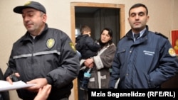 Согласно закону, банк инициирует выселение заемщика из залогового жилья в случае просрочки на шесть и более месяцев