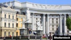 У МЗС після зустрічі з послами зазначили, що «сторони домовилися, що подібні питання будуть обговорюватися з Україною перед їх оприлюдненням»