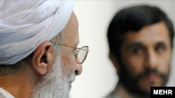 Aýatolla Mesbah Ýezdi prezidentlik saýlawlardan soňra Ahmadinejady kabul etdi.