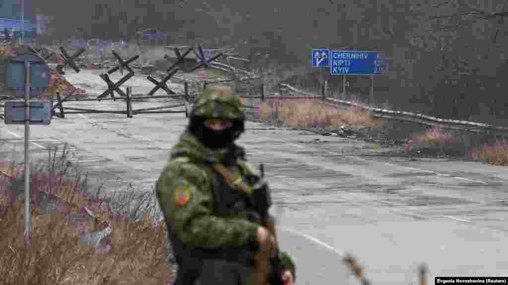 Білоруський прикордонник несе варту&nbsp; біля пункту пропуску Нова Гута. Як повідомляє білоруське державне інформаційне агентство БелТА, білоруські солдати на кордоні озброєні автоматами Калашникова, кожен у касках і бронежилетах