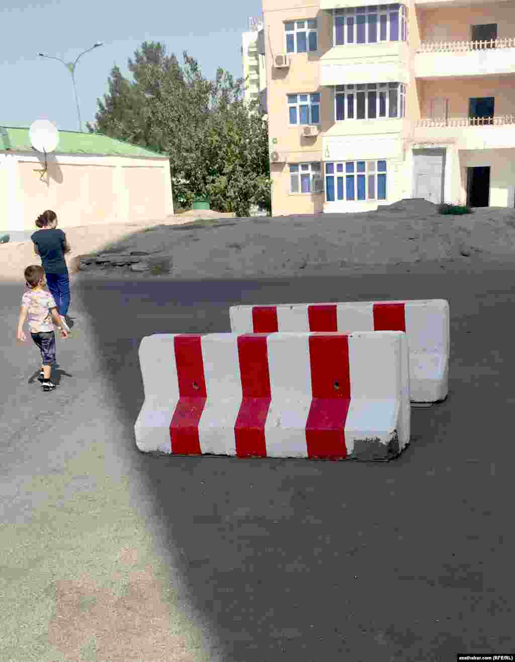Etraplaryň köçelerinde awtoulaglaryň geçmezligi üçin ýörite beton böwetler ýerleşdirildi 