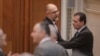 Liderii Coaliției negociază desființarea Secției Speciale. Președintele PNL, Ludovic Orban, și președintele UDMR, Kelemen Hunor, în Parlament, februarie 2021. 