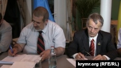 Рефат Чубаров і Мустафа Джемілєв на виїзному засіданні Меджлісу в Генічеську Херсонської області, 4 липня 2014 року