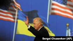 Напередодні президент України Володимир Зеленський мав телефонну розмову з президентом США Джо Байденом (на фото)