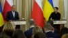 У Туска запитали, коли Варшава відновить українські могили на території Польщі. Він відповів