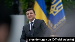 20 серпня Зеленський у коментарі Радіо Свобода заперечив, що використовує службові поїздки для агітації за партію «Слуга народу»