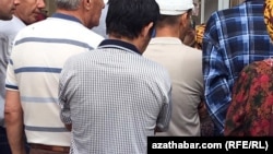Nobata duran adamlar.