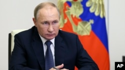 Міжнародний кримінальний суд (МКС) у Гаазі підозрює Путіна у скоєнні воєнних злочинів – насильницьких депортаціях і переміщенні населення, зокрема дітей, з окупованих територій України