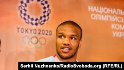 За словами Беленюка, він розуміє дівчину, «яка в стані шаленої ейфорії обіймається з усіма навколо»