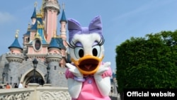 Daisy Duck character in Disneyland Paris 