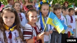 Святкування Дня знань у школі, архівне фото