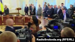 Жінка оголила груди на зустрічі Петра Порошенка і Олександра Лукашенка в Києві, 21 липня 2017 року